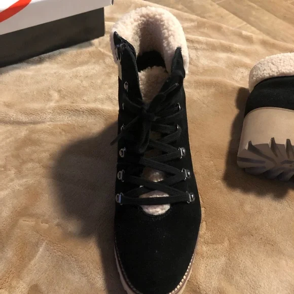 Women’s Blondo waterproof boots. Size 8. New in box. - Picture 3 of 6